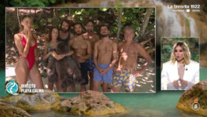 Sandra Barneda junto a los concursantes de 'Supervivientes'