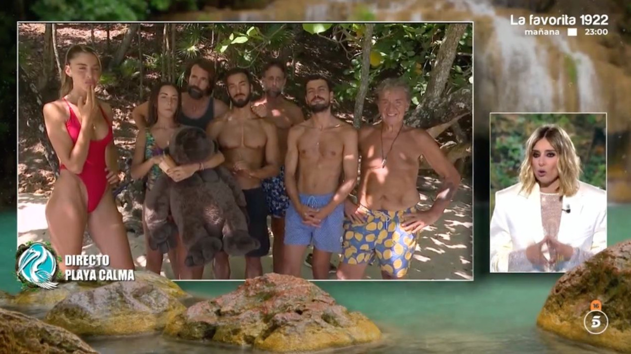 Sandra Barneda junto a los concursantes de 'Supervivientes'