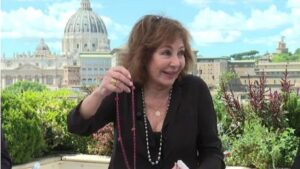 Ana Rosa muestra el rosario que le bendijo el Papa.