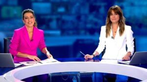 Ángeles Blanco e Isabel Jiménez en 'Informativos Telecinco'.