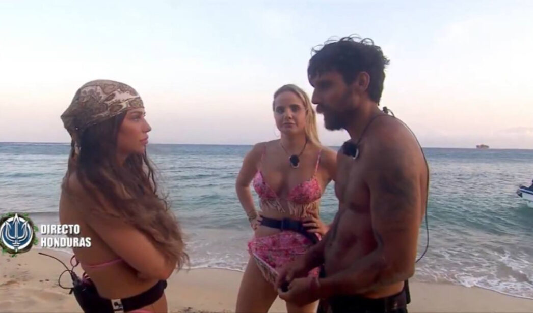Manuel González junto a su hermana y su pareja en 'Supervivientes'