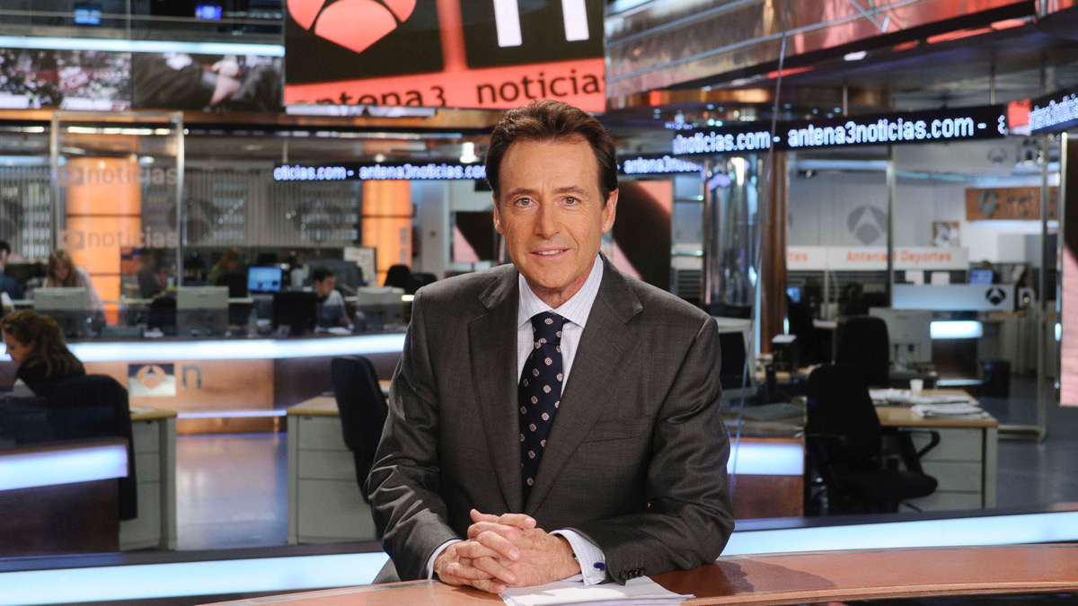 Matías Prats en el plató de 'Antena 3 Noticias'