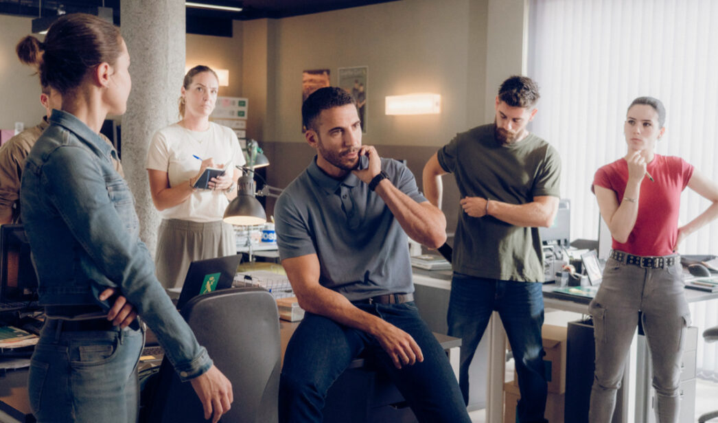 Miguel Ángel Silvestre y todo el reparto de 'Weiss & Morales'.