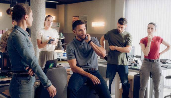 Miguel Ángel Silvestre y todo el reparto de 'Weiss & Morales'.
