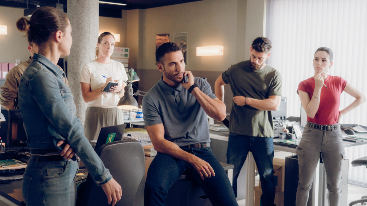 Miguel Ángel Silvestre y todo el reparto de 'Weiss & Morales'.
