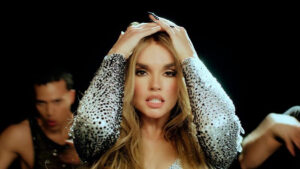 Melody en el video oficial de 'Esa diva'