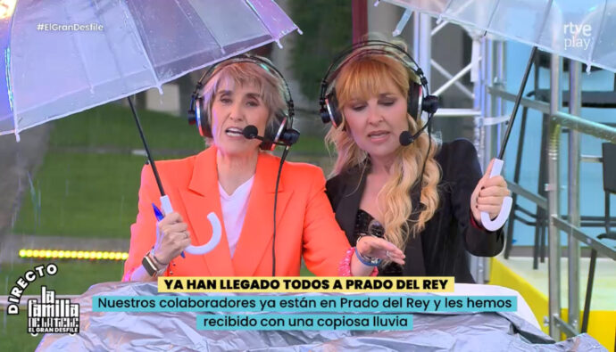 Paloma del Río y Cayetana Guillén Cuervo, bajo el agua en el desfile de 'La familia de la tele'