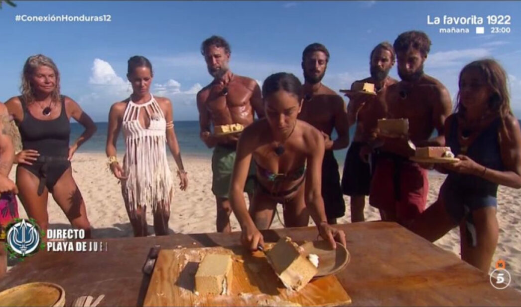 Anita Williams selecciona su porción de flan en 'Supervivientes'