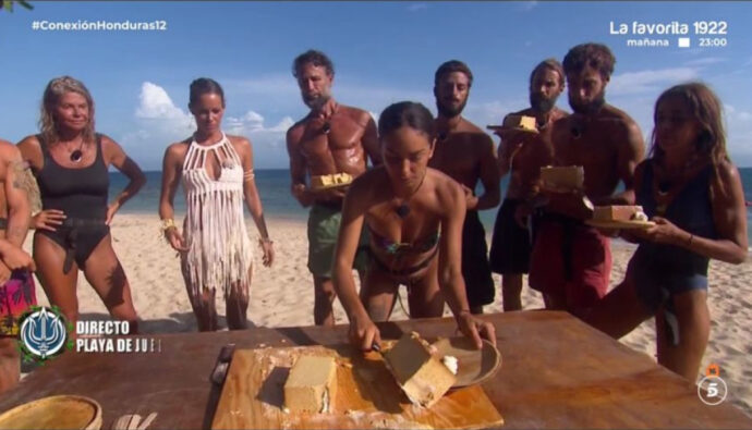 Anita Williams selecciona su porción de flan en 'Supervivientes'