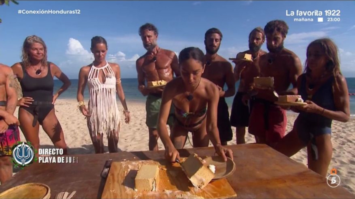 Anita Williams selecciona su porción de flan en 'Supervivientes'