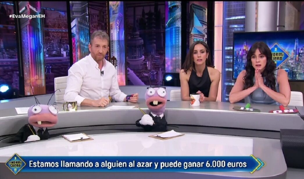 Pablo Motos con Megan Montaner y Eva Ugarte en 'El Hormiguero'.