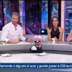 Pablo Motos con Megan Montaner y Eva Ugarte en 'El Hormiguero'.
