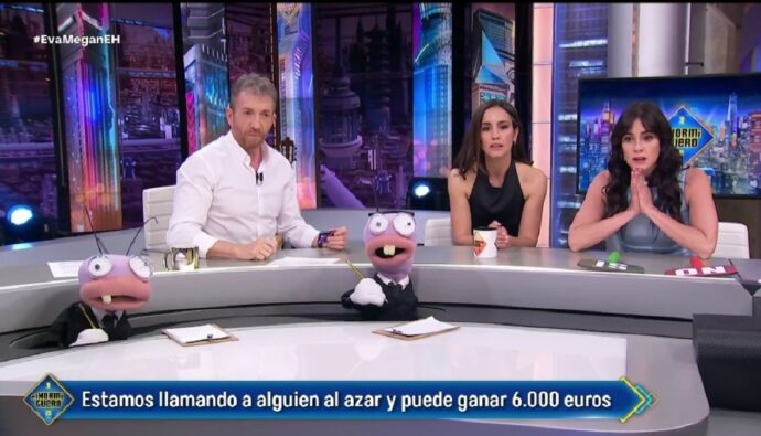 Pablo Motos con Megan Montaner y Eva Ugarte en 'El Hormiguero'.