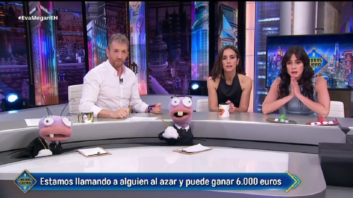 Pablo Motos con Megan Montaner y Eva Ugarte en 'El Hormiguero'.