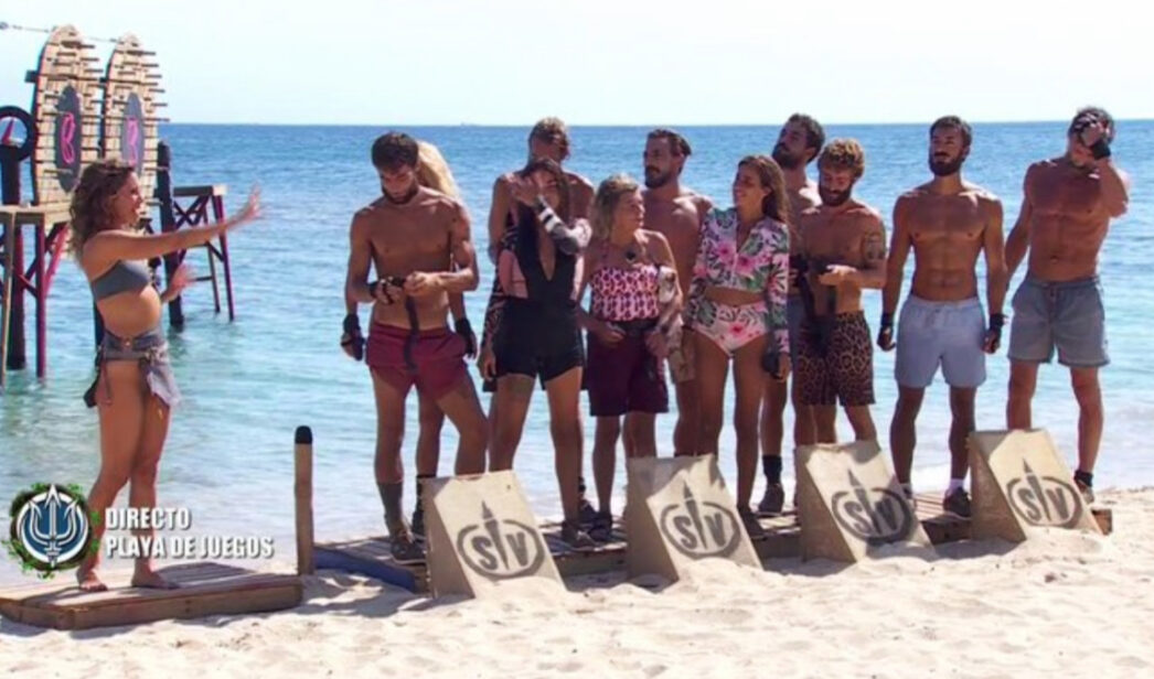 Concursantes de 'Supervivientes' junto a Laura Madrueño