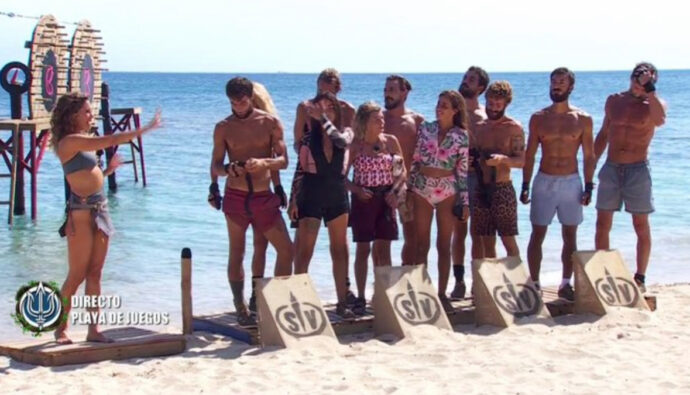 Concursantes de 'Supervivientes' junto a Laura Madrueño