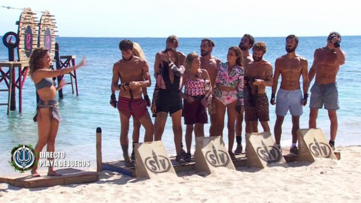 Concursantes de 'Supervivientes' junto a Laura Madrueño