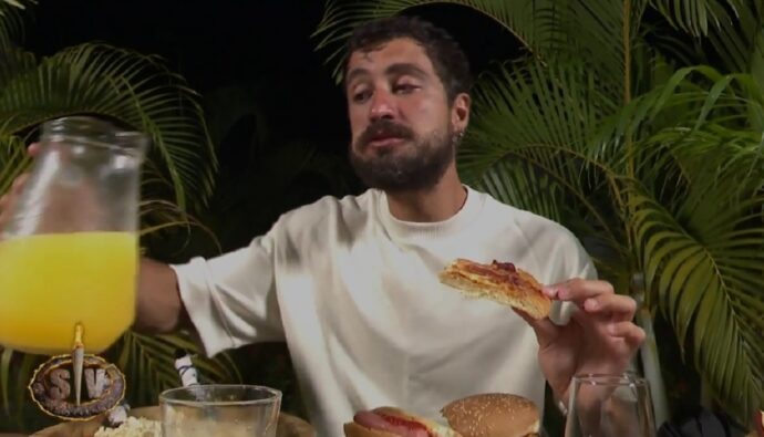 Joshua Velázquez disfruta de un banquete tras 'Supervivientes 2025'