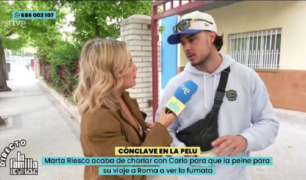 Marta Riesco con Carlo Costanzia en 'La familia de la tele'.