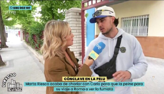 Marta Riesco con Carlo Costanzia en 'La familia de la tele'.