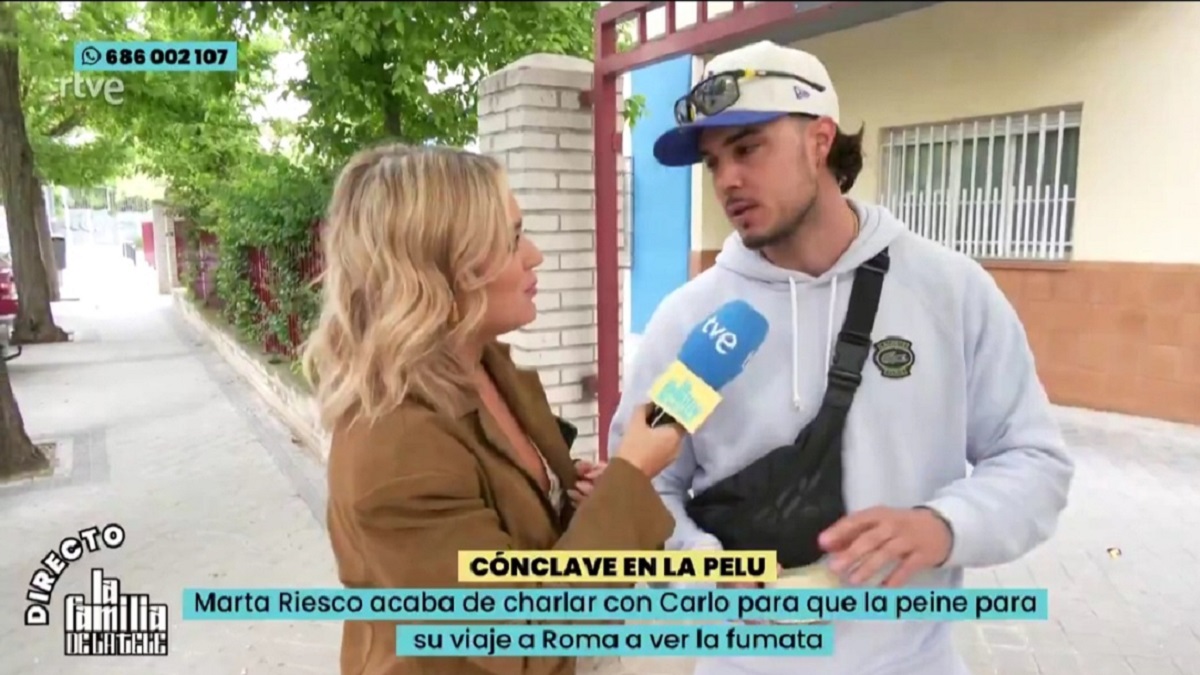 Marta Riesco con Carlo Costanzia en 'La familia de la tele'.