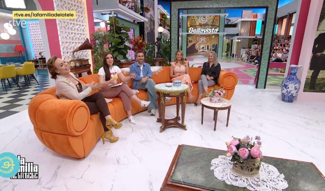 'La familia de la tele' comentando 'La promesa'.
