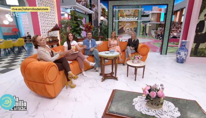 'La familia de la tele' comentando 'La promesa'.
