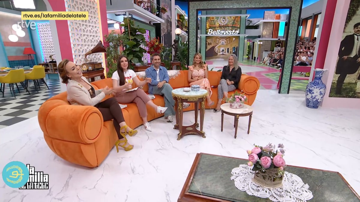 'La familia de la tele' comentando 'La promesa'.