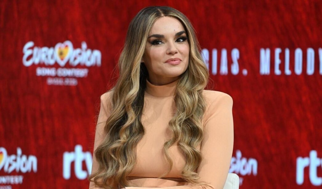 Melody en la rueda de prensa.