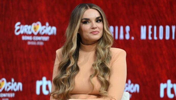 Melody en la rueda de prensa.