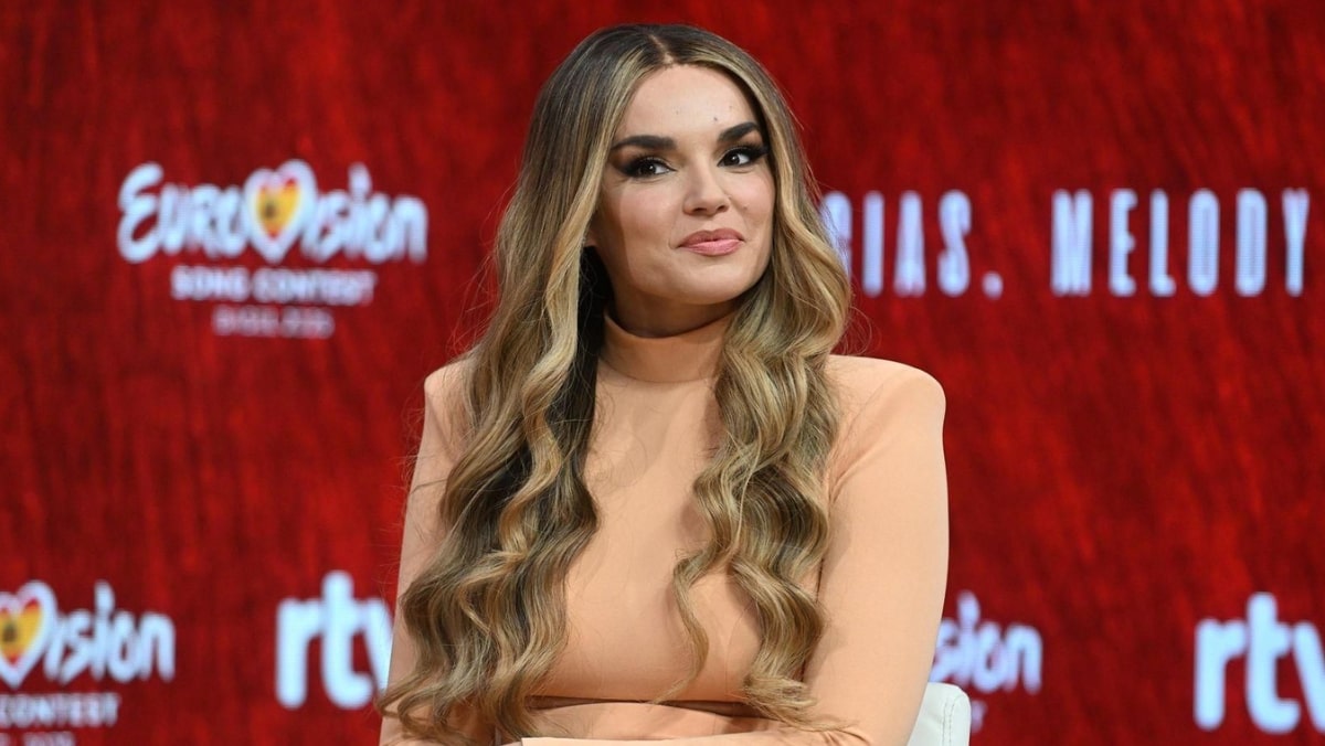 Melody en la rueda de prensa.