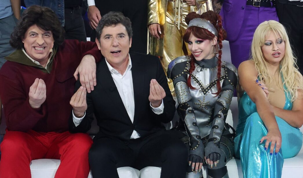 Manel Fuentes junto a algunos concursantes de 'Tu cara me suena'.