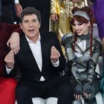 Manel Fuentes junto a algunos concursantes de 'Tu cara me suena'.