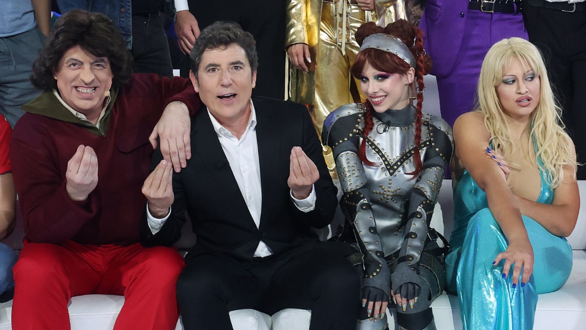 Manel Fuentes junto a algunos concursantes de 'Tu cara me suena'.