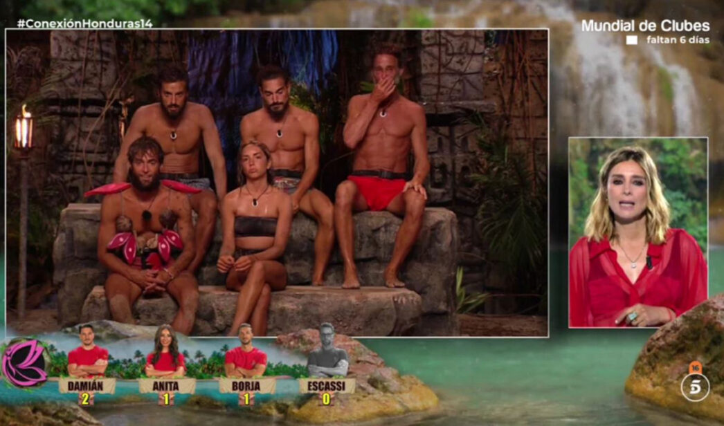 Sandra Barneda junto a los concursantes de 'Supervivientes'
