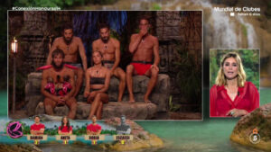 Sandra Barneda junto a los concursantes de 'Supervivientes'