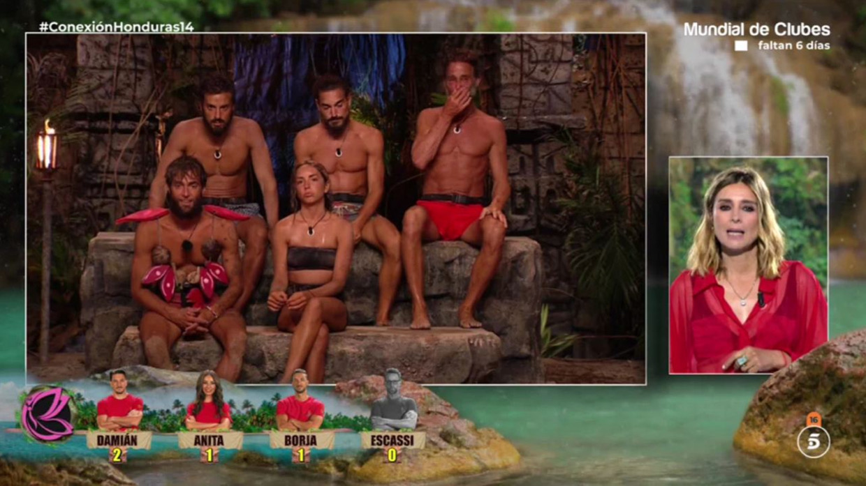 Sandra Barneda junto a los concursantes de 'Supervivientes'