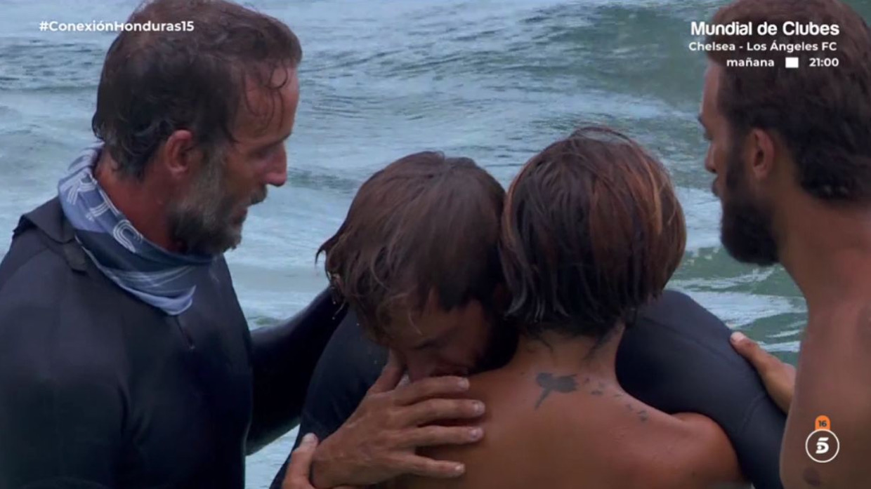 Montoya siendo atendido por sus compañeros en 'Supervivientes 2025'