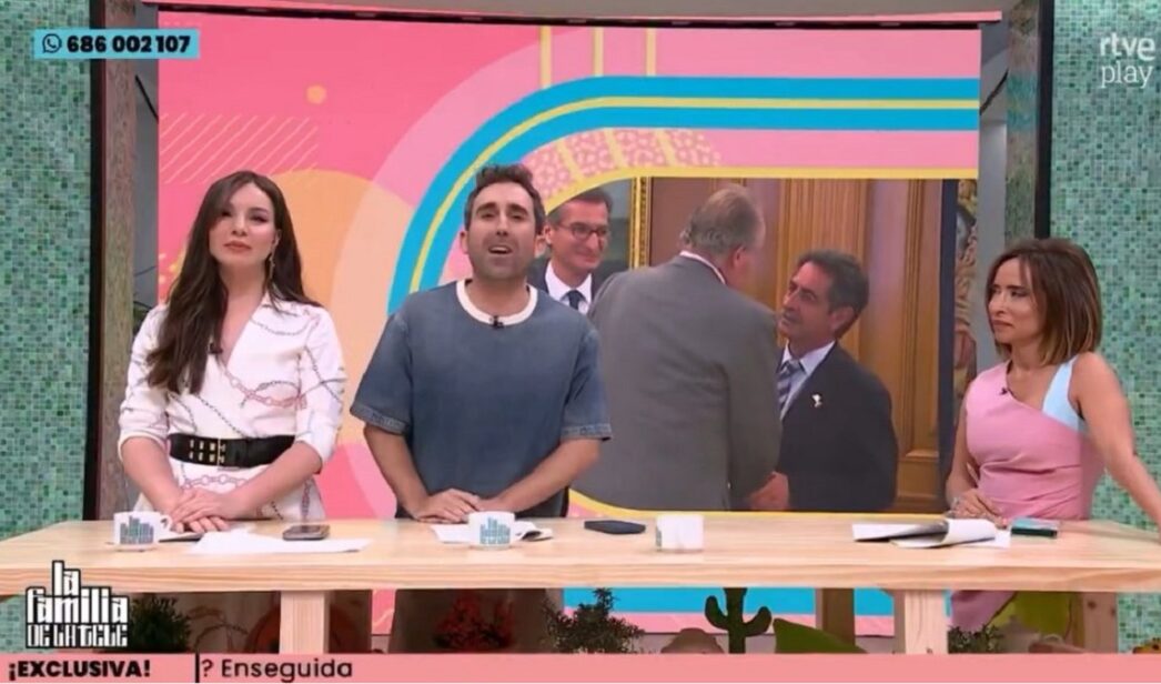 María Patiño, Inés Hernand y Aitor Albizua en 'La familia de la tele'.