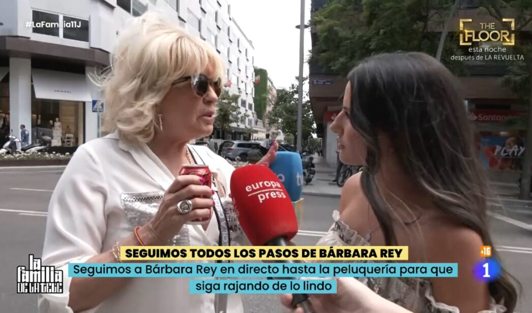 Bárbara Rey se encara con una reportera de 'La familia de la tele'.