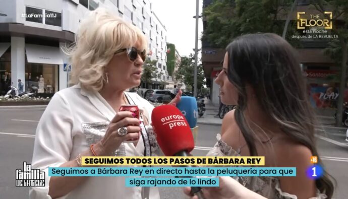 Bárbara Rey se encara con una reportera de 'La familia de la tele'.