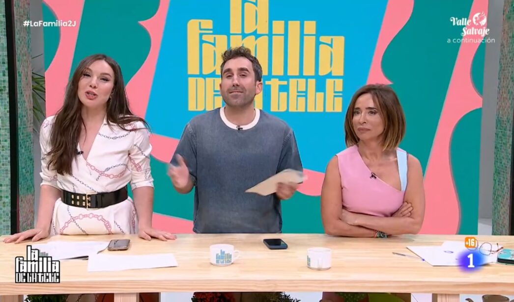 Inés Hernand, Aitor Albizua y María Patiño en 'La familia de la tele'.
