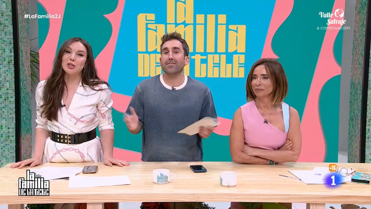 Inés Hernand, Aitor Albizua y María Patiño en 'La familia de la tele'.