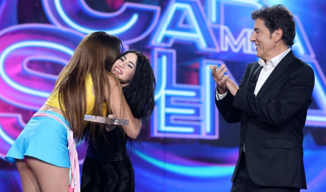 Melani cede el premio a Yenesi en 'Tu cara me suena'.