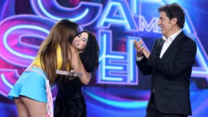Melani cede el premio a Yenesi en 'Tu cara me suena'.
