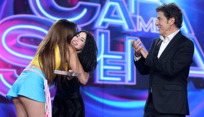 Melani cede el premio a Yenesi en 'Tu cara me suena'.