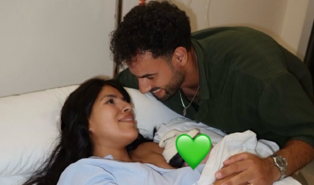 Isa Pantoja y Asraf Beno con su bebé.