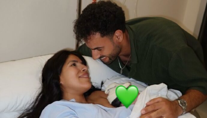 Isa Pantoja y Asraf Beno con su bebé.