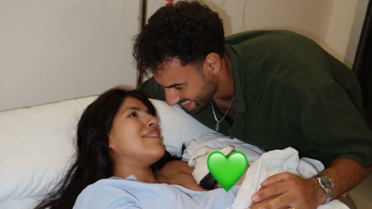 Isa Pantoja y Asraf Beno con su bebé.