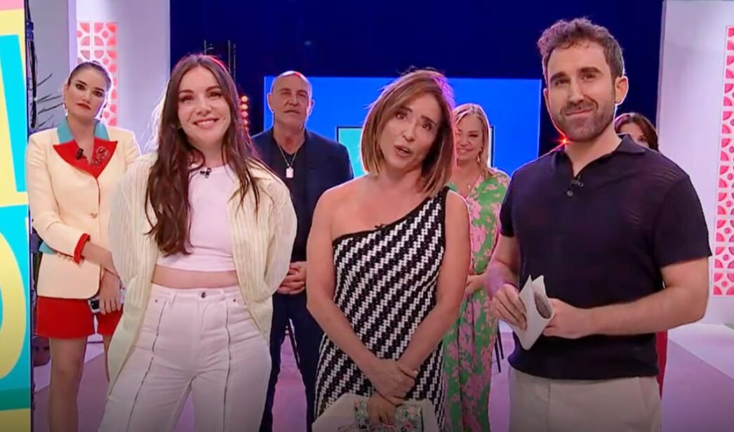 Inés Hernand, María Patiño y Aitor Albizua en 'La familia de la tele'.